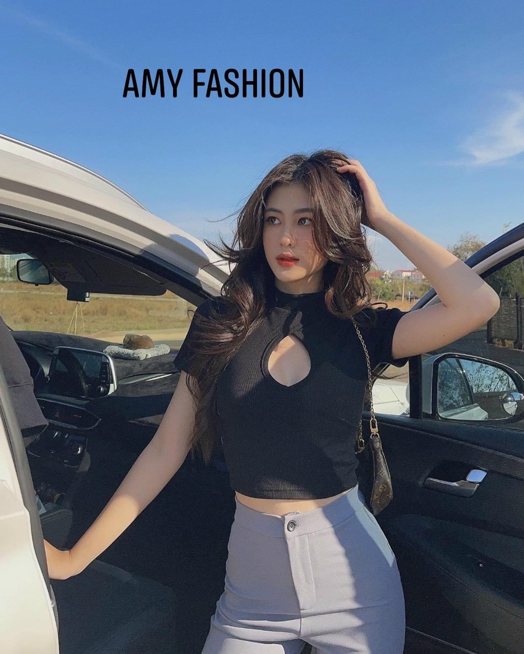 Áo thun gân nữ cổ cao kiểu croptop khoét  lỗ nhỏ ngay cỗ cực sexy cá tính, độc đáo dễ phối đồ cho các nàng lựa chọn đi chơi, dự tiệc bạn bè hot 2021