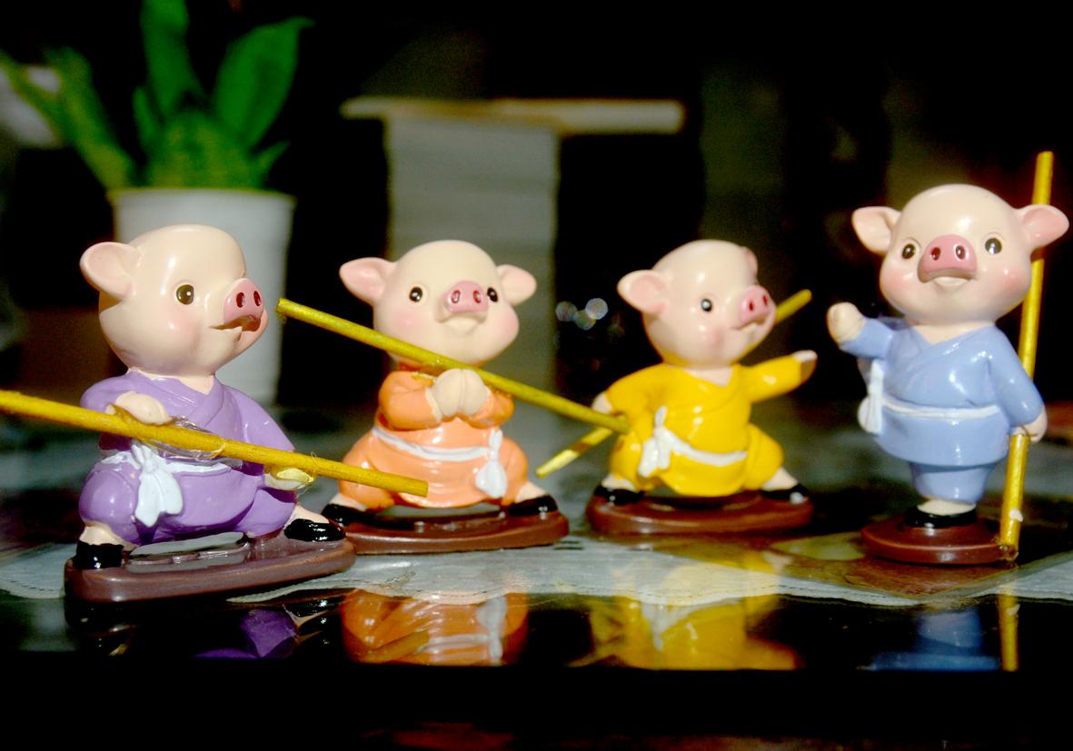 Bộ tượng 4 chú heo múa gậy ngộ nghĩnh cao 8cm