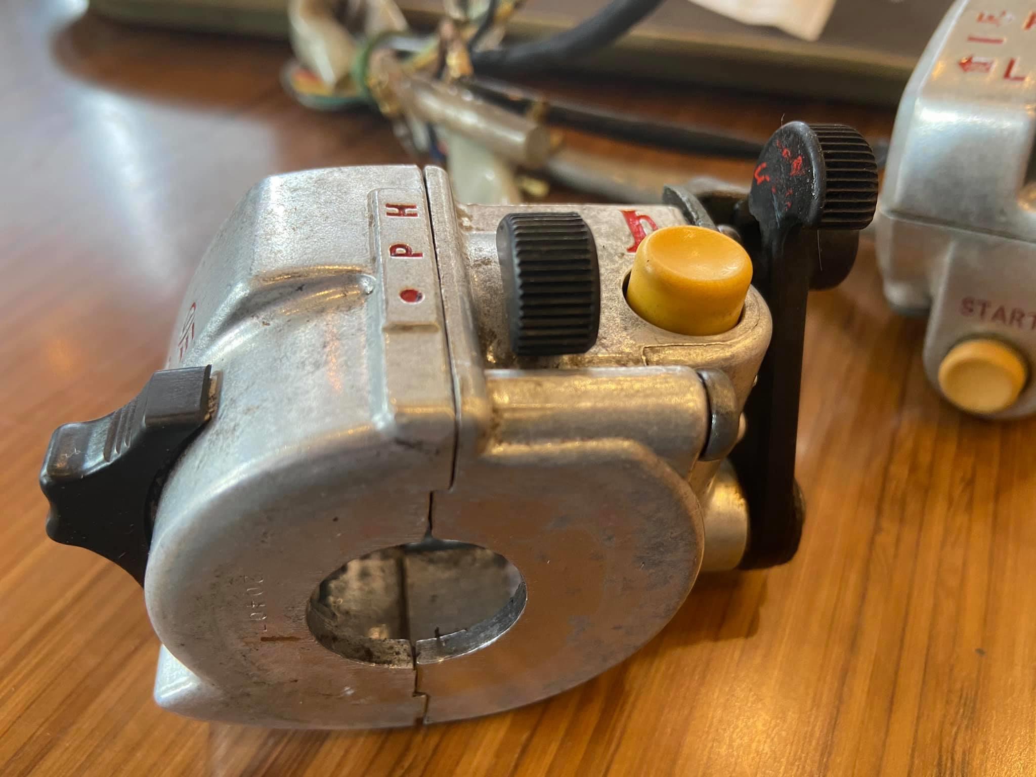 Đôi cùm công tắc honda cub có đề ( hàng tháo xe)