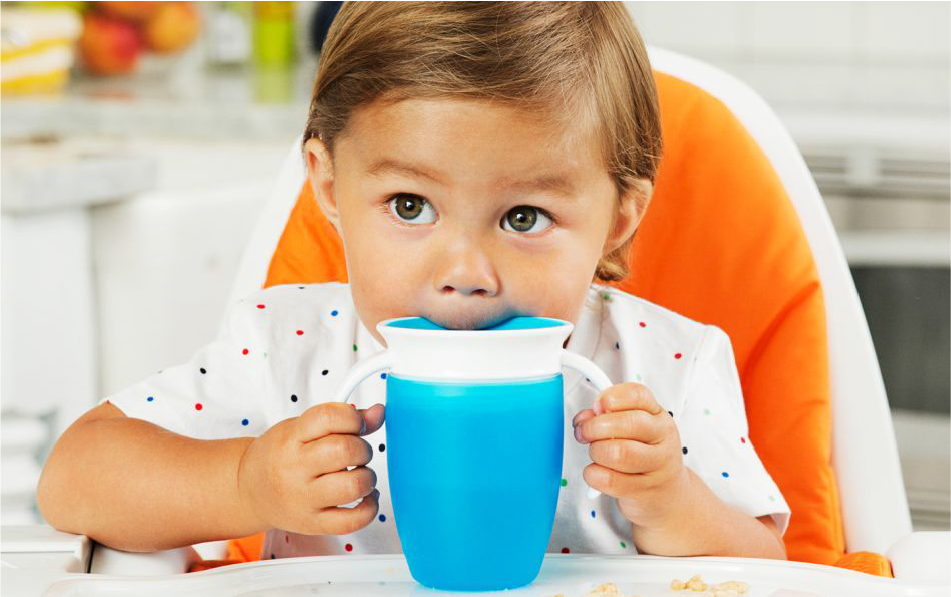 CỐC TẬP UỐNG 360 ĐỘ CHỐNG ĐỔ MUNCHKIN CÓ NẮP (207ML-HỒNG)