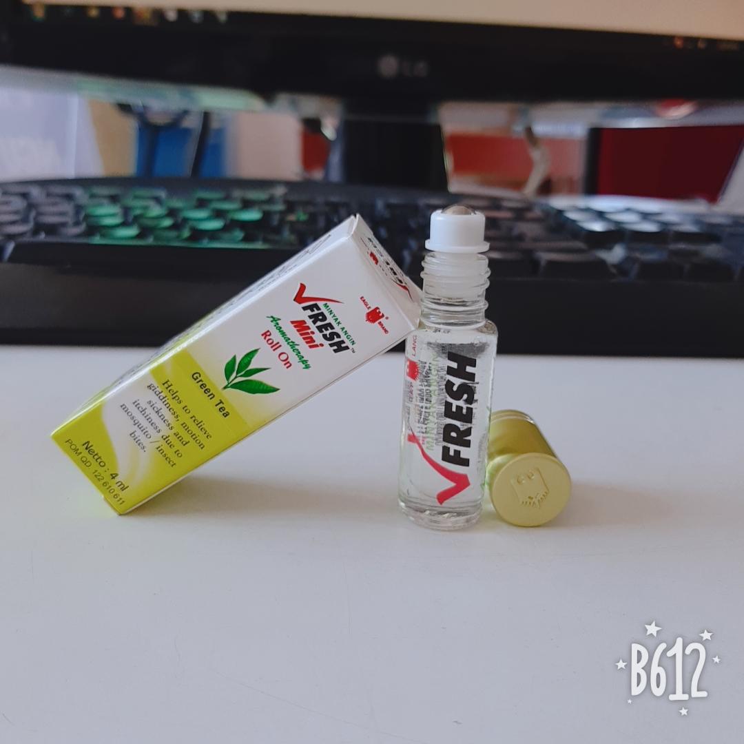 Dầu gió bi lăn Vfresh Green Tea - Trà xanh 4ml