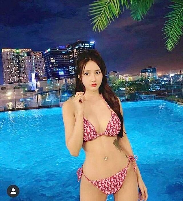 Bikini 2 mảnh di-or màu đỏ sexy.