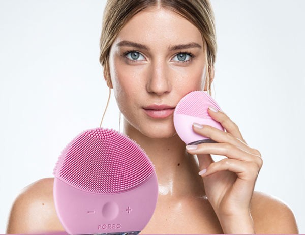 Máy rửa mặt cầm tay Forever Mini giúp sạch da mặt hiệu quả