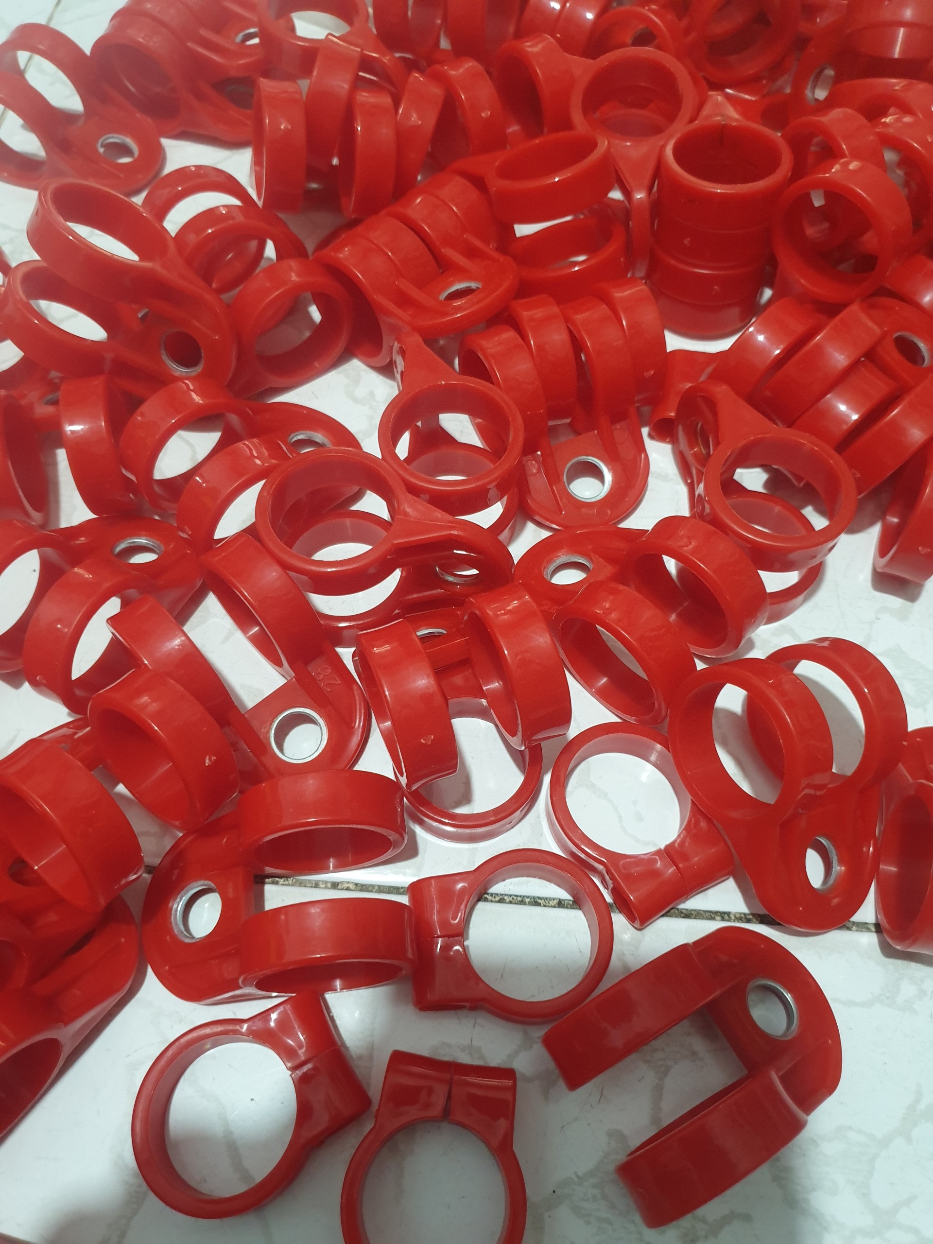 (2 CÁI- NHỰA) MÓC DÂY ĐEO MÁY CẮT CỎ. phi 28mm - 26mm