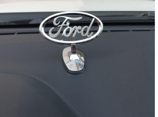 Logo thương hiệu gắn mui xe Ford cực đẹp