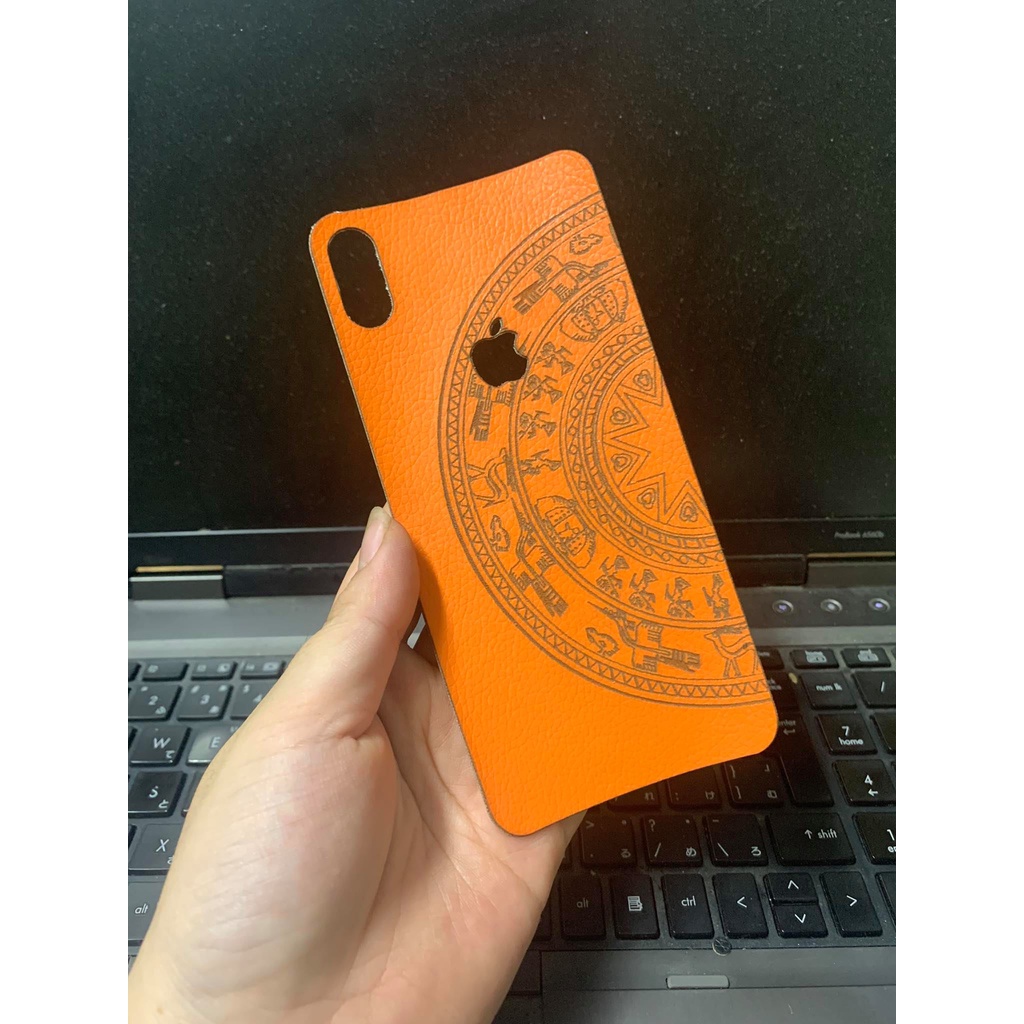 Dán da lưng Iphone Xs Max khắc hình trống đồng các màu