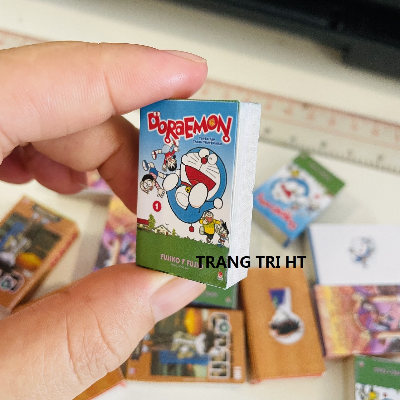 Mô hình cuốn truyện cona doraemon hary trang trí nhà búp bê