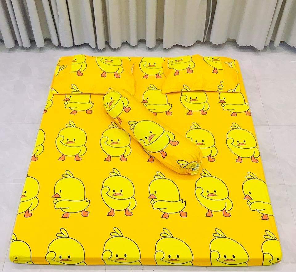 Bộ ga gối kèm vỏ gối ôm 4 món,vải cotton poly họa tiết vịt vàng Bà Béo Kho chăn ga gối, ga giường, drap giường