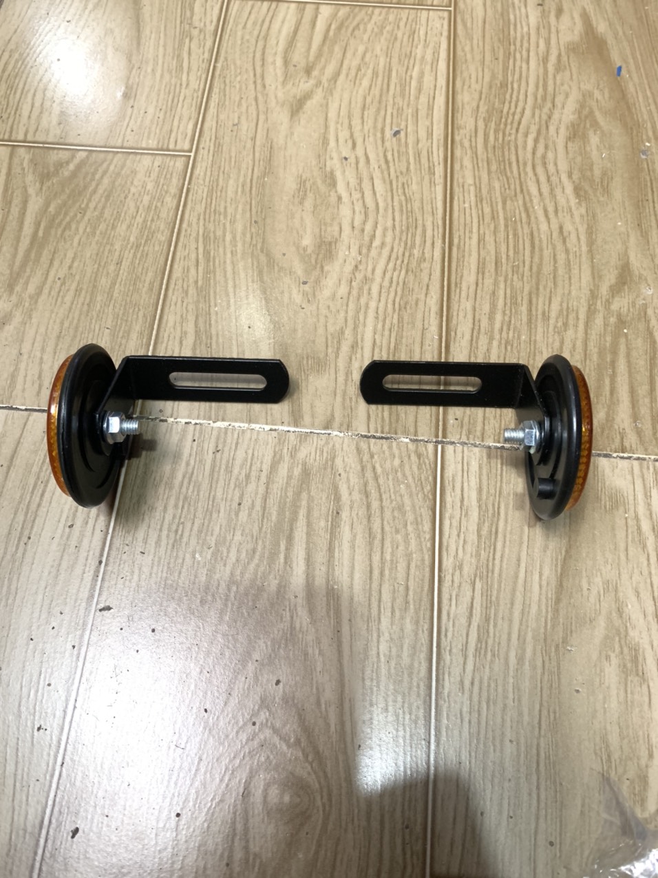 Mắt mèo tròn gắn dè bảng số màu vàng (bas sắt)