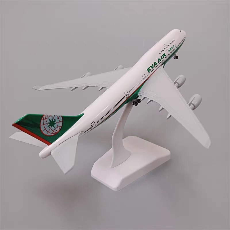 Mô hình máy bay Eva Boeing 18cm có bánh xe + đế trưng bày