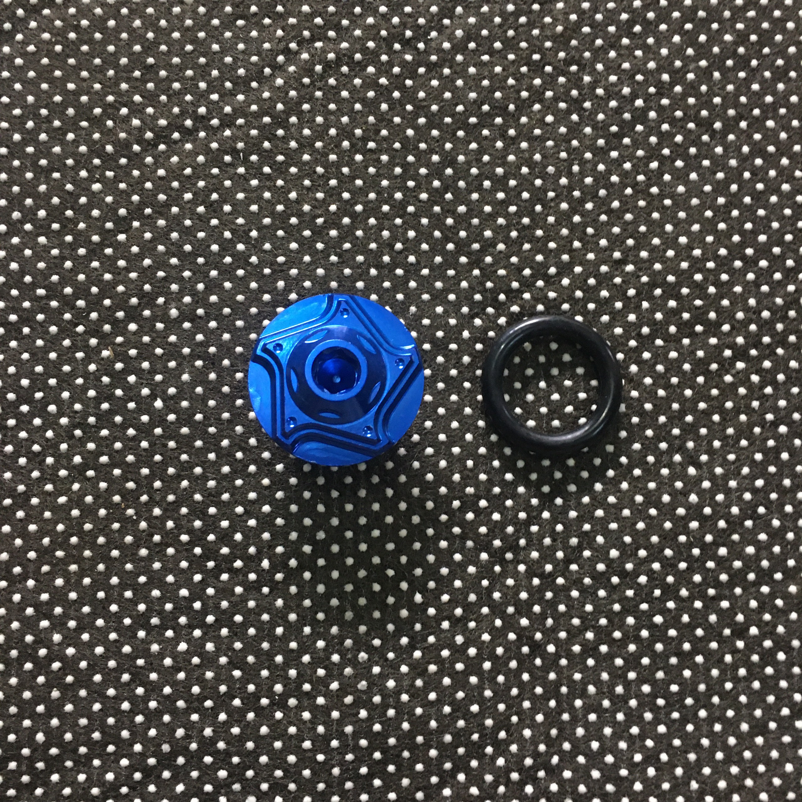 Ốc nắp nhớt xe máy NHÔM CNC NGUYÊN KHỐI GẮN XE RAIDER, SATRIA MẪU MÃ ĐỘC ĐÁO TRẺ TRUNG (MÀU XANH DƯƠNG ĐẠM)