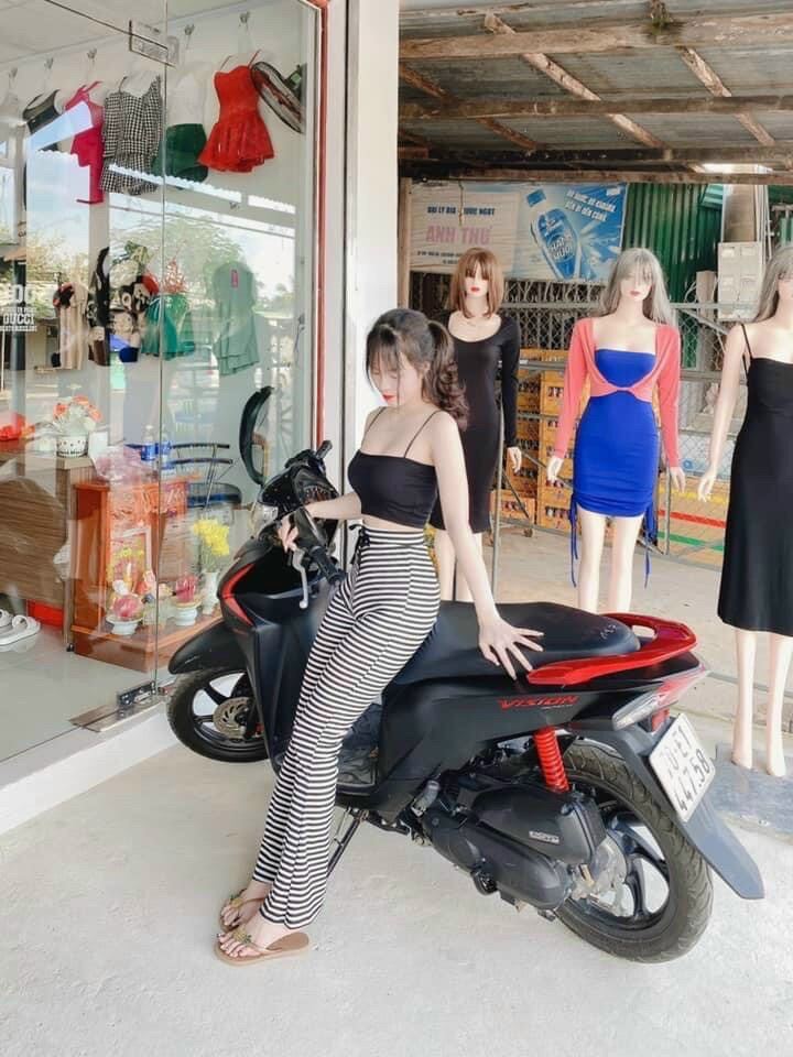 Quần Ôm Ống Loe + Áo 2 Dây Đen