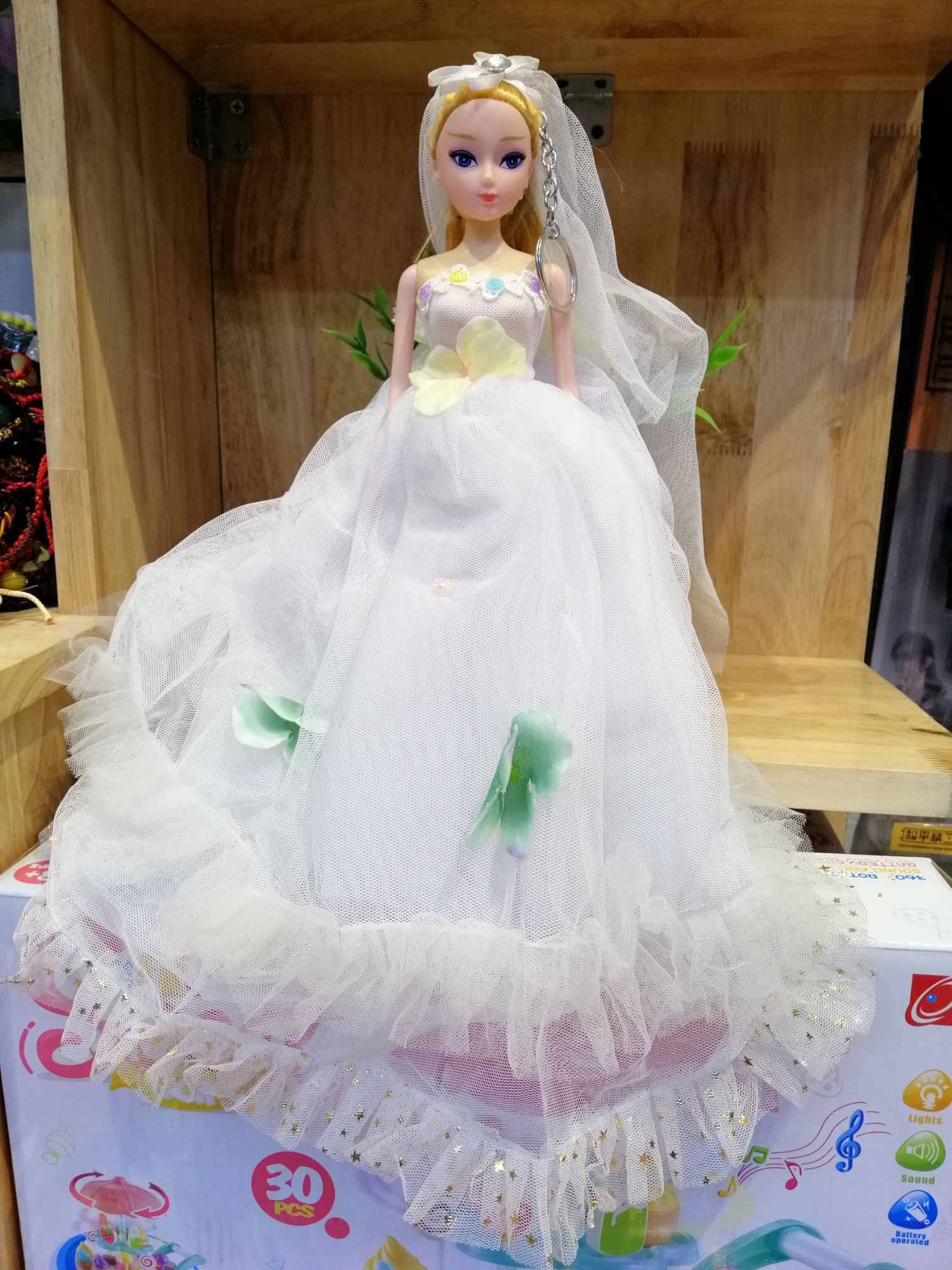 BÚP BÊ CÔNG CHÚA. CÔ DÂU SIZE 28CM.CẢ VÁY DÀI 38CM.