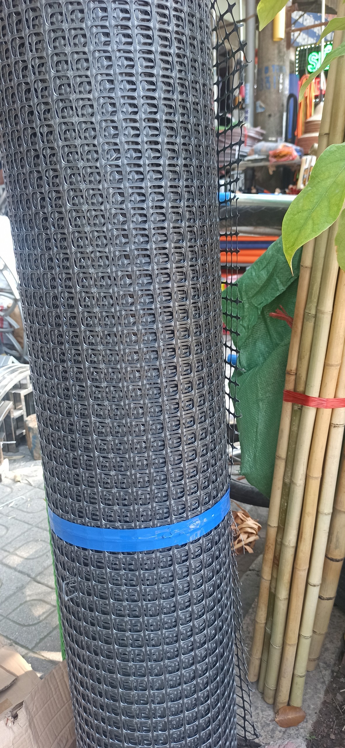 Lưới nhựa dẻo nguyên sinh, 20m lưới nhựa đen khổ cao 1m rào tường, làm chuồng gà, làm dàn cây, dụng cụ làm vườn, giá tốt