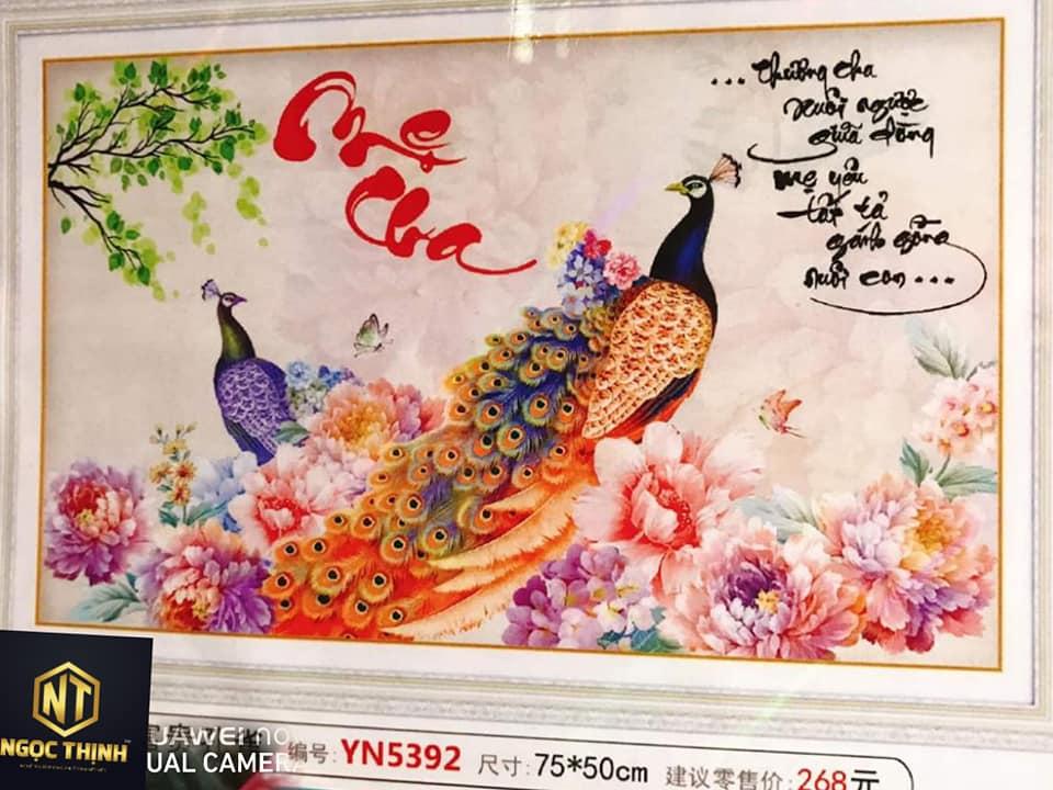 Tranh đính đá Cha mẹ đôi công YN5392 Kích thước 75x50cm