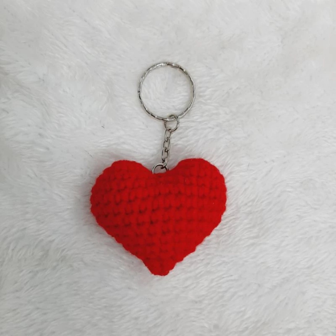 Móc khóa trái tim bằng len handmade dùng trang trí