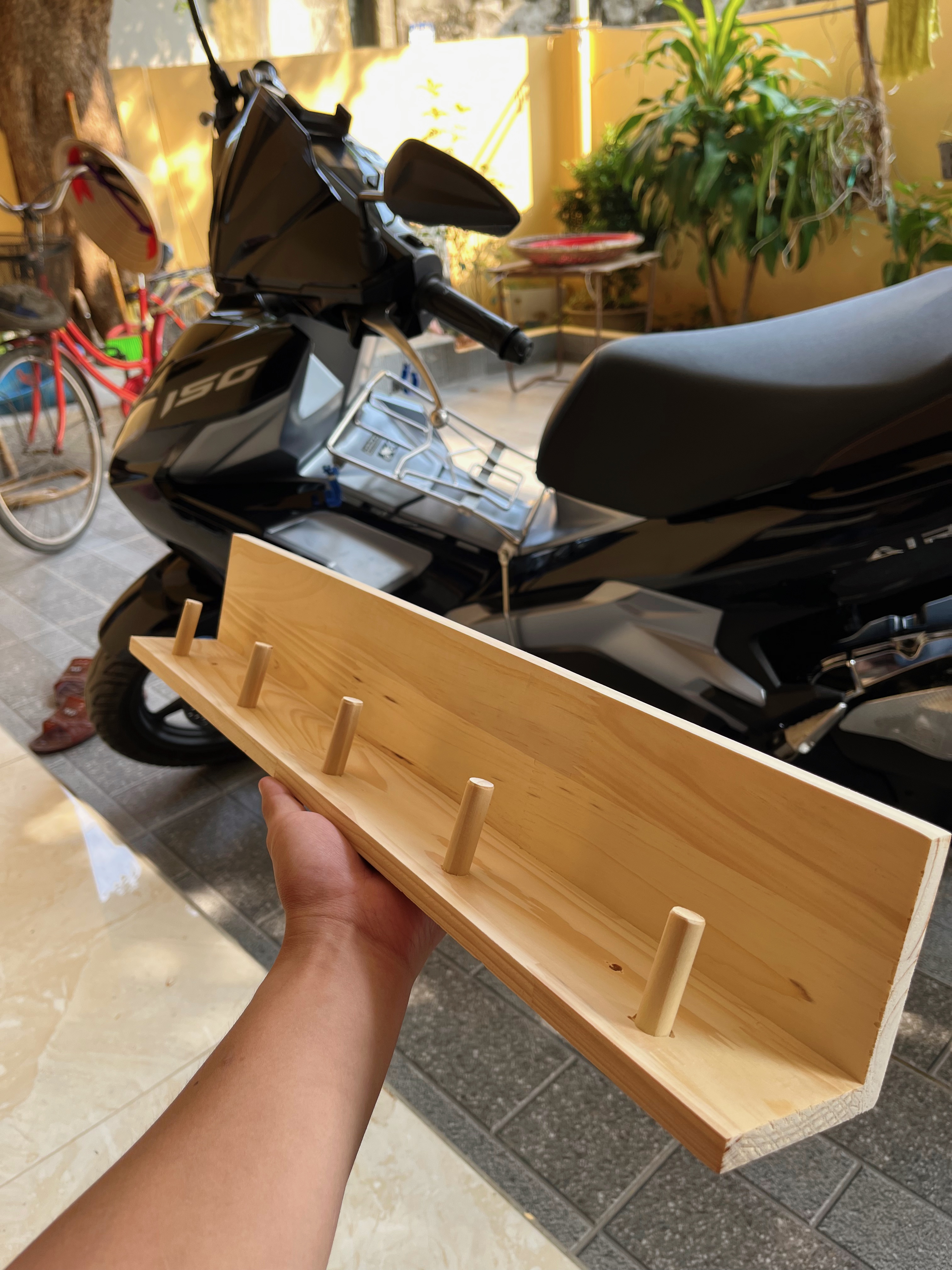 Kệ gắn tường có móc gỗ
