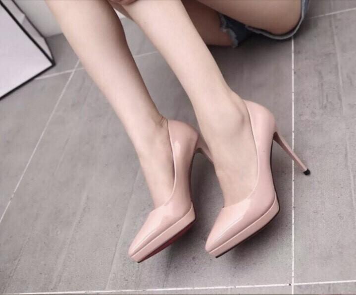 Giày cao gót mũi nhọn màu kem