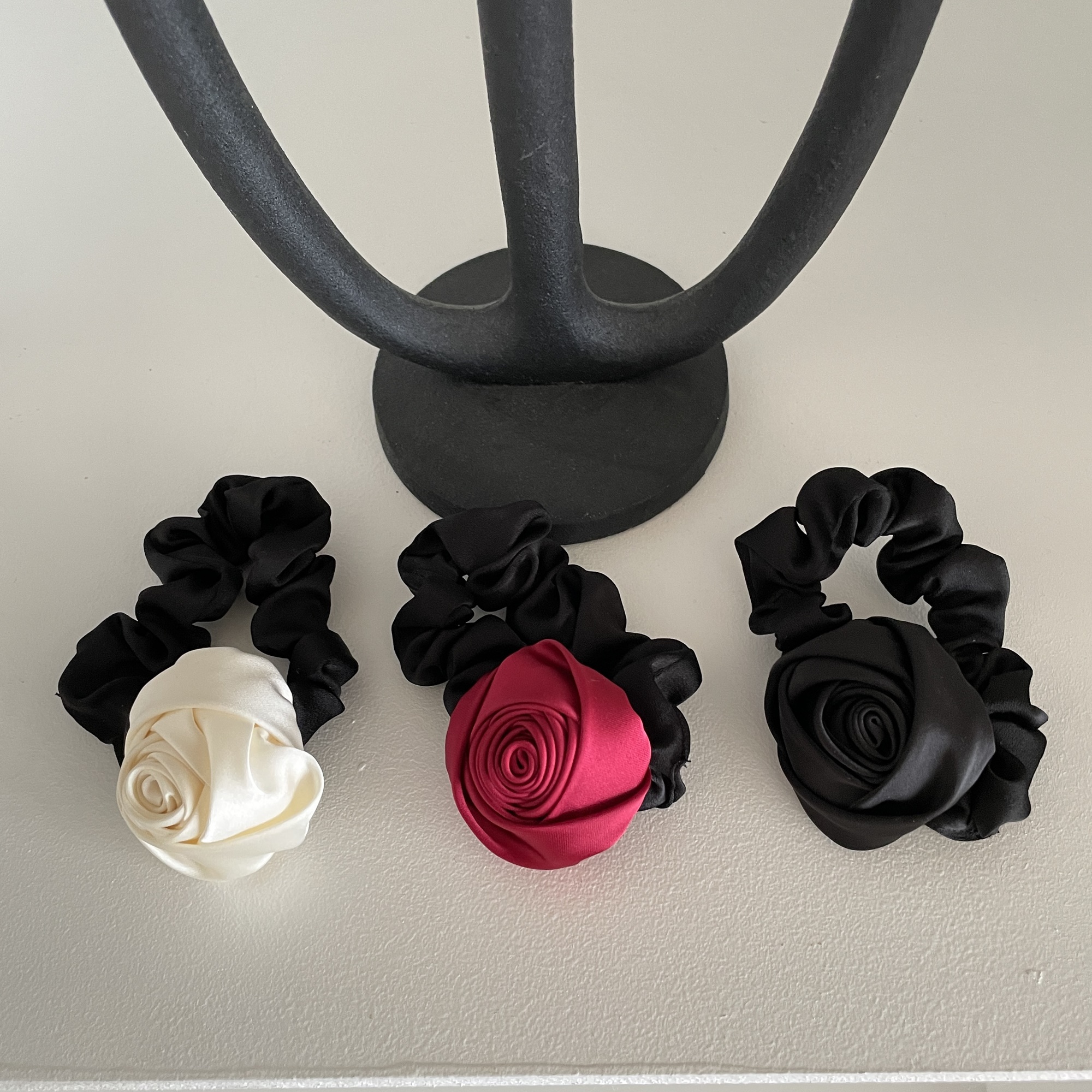 Cột tóc vải hoa hồng sang trọng Modleaf Rose queen tie Hàn Quốc