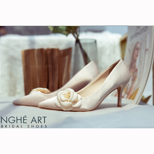 Giày cưới Nghé Art satin nude đính hoa lụa 334