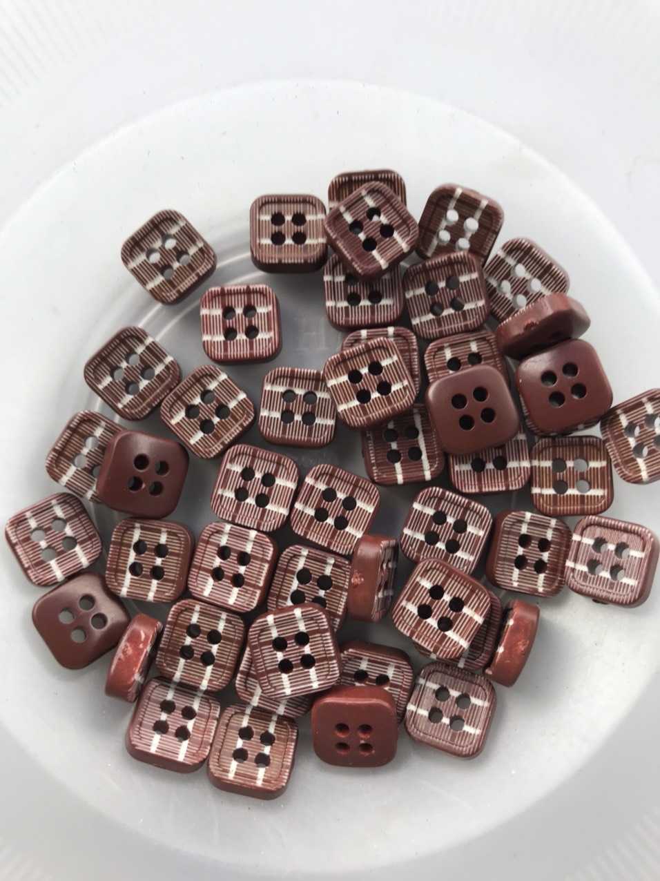 NÚT ÁO SƠ MI nhua đỏ sọc trắng BẢN 1cm
