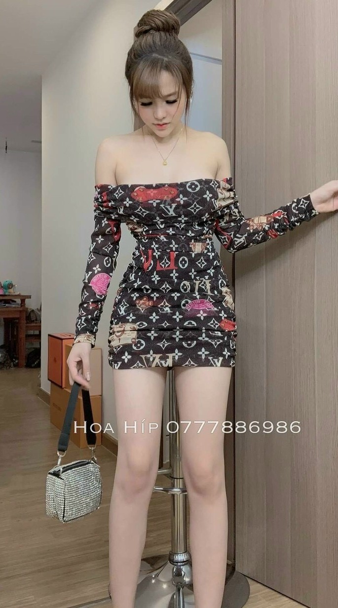 Đầm body trễ vai tay dài in họa tiết.fashionlyly