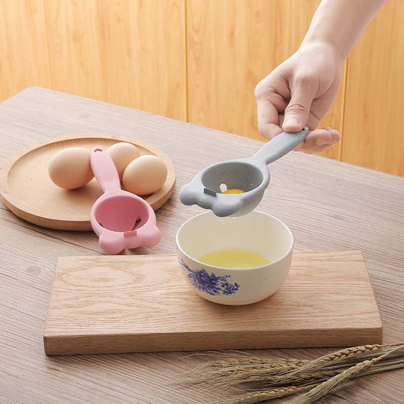 Bear-shaped egg yolk separator
