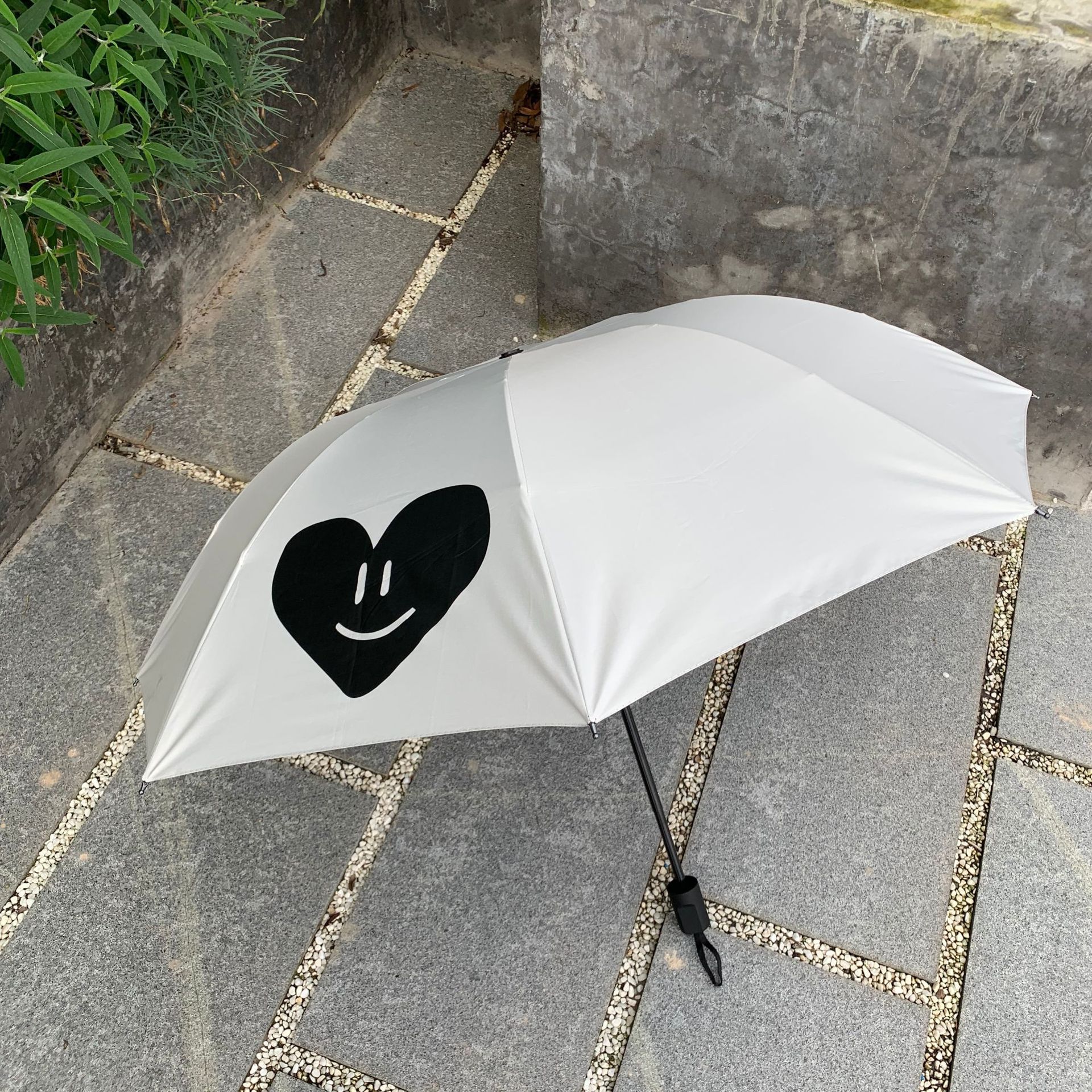 Ô dù đi mưa đi nắng gấp gọn có dây treo Black Heart (Trắng)