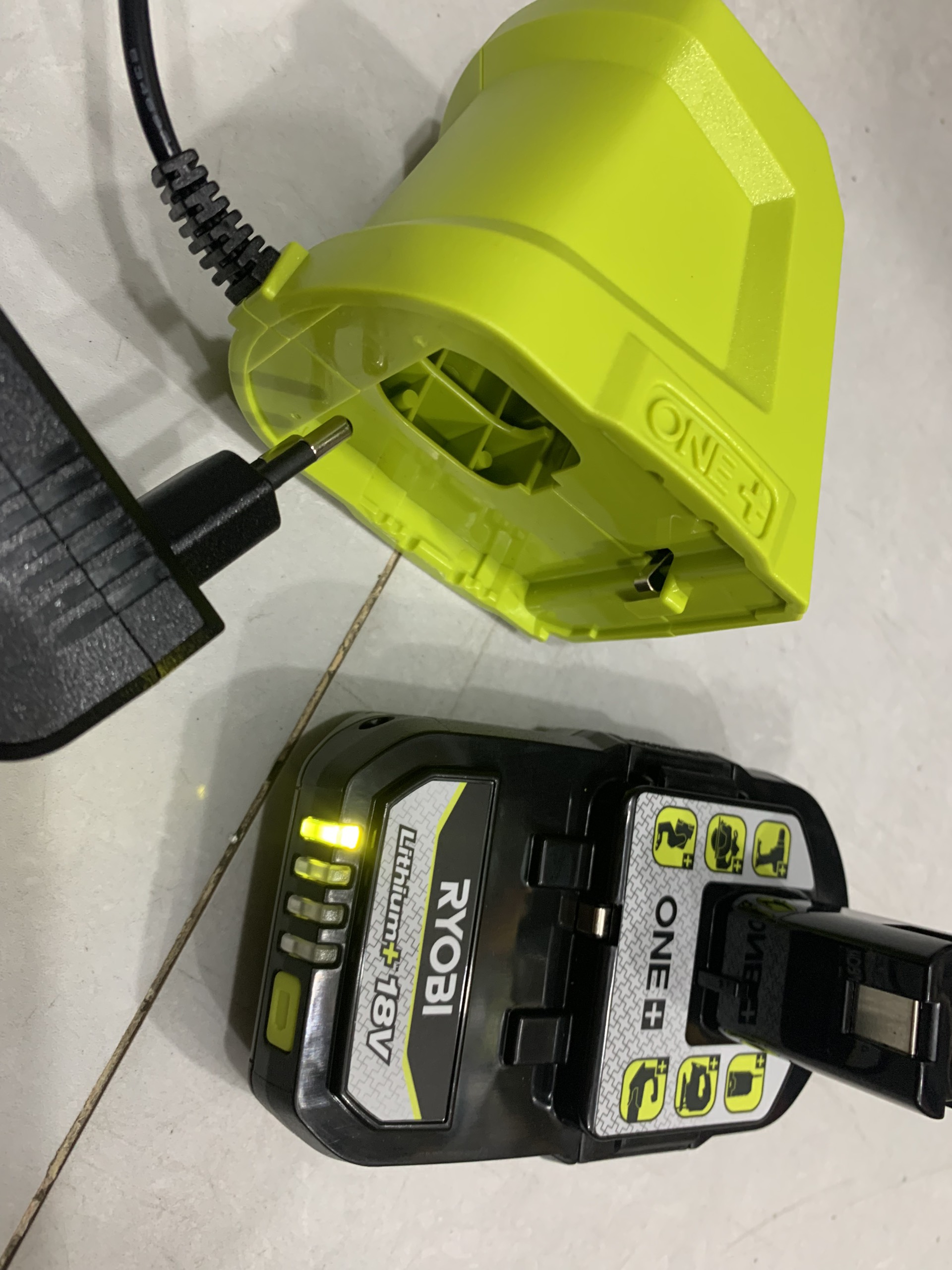 Sạc  RYOBI 220V RC18 18V