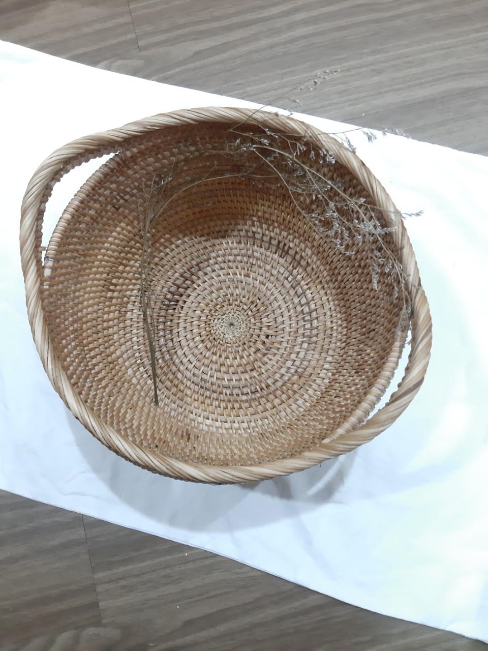 Rổ mây tròn cao có hai tay cầm