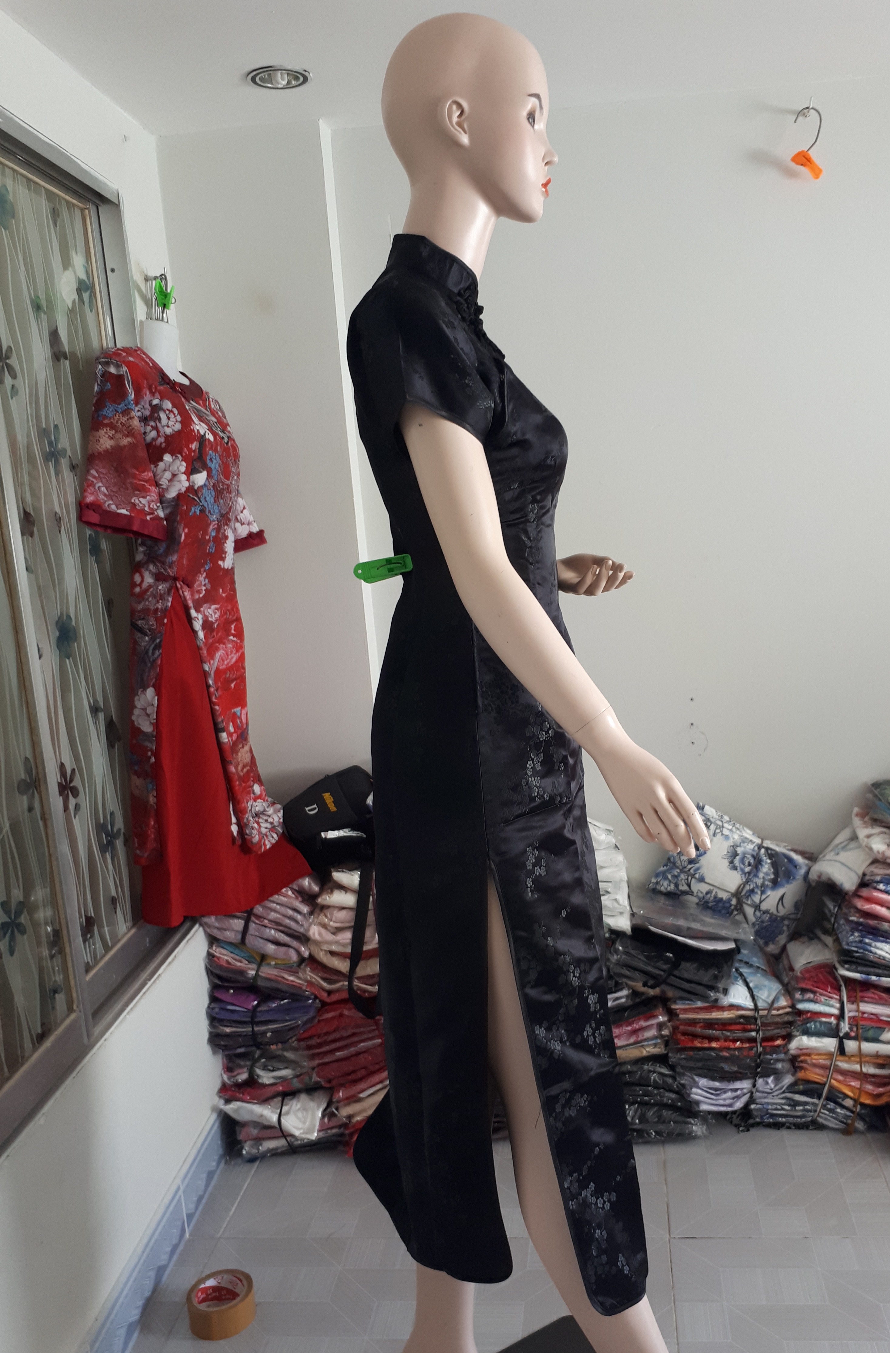 Sườn xám Dài Gấm Đen tuyền có hình thật