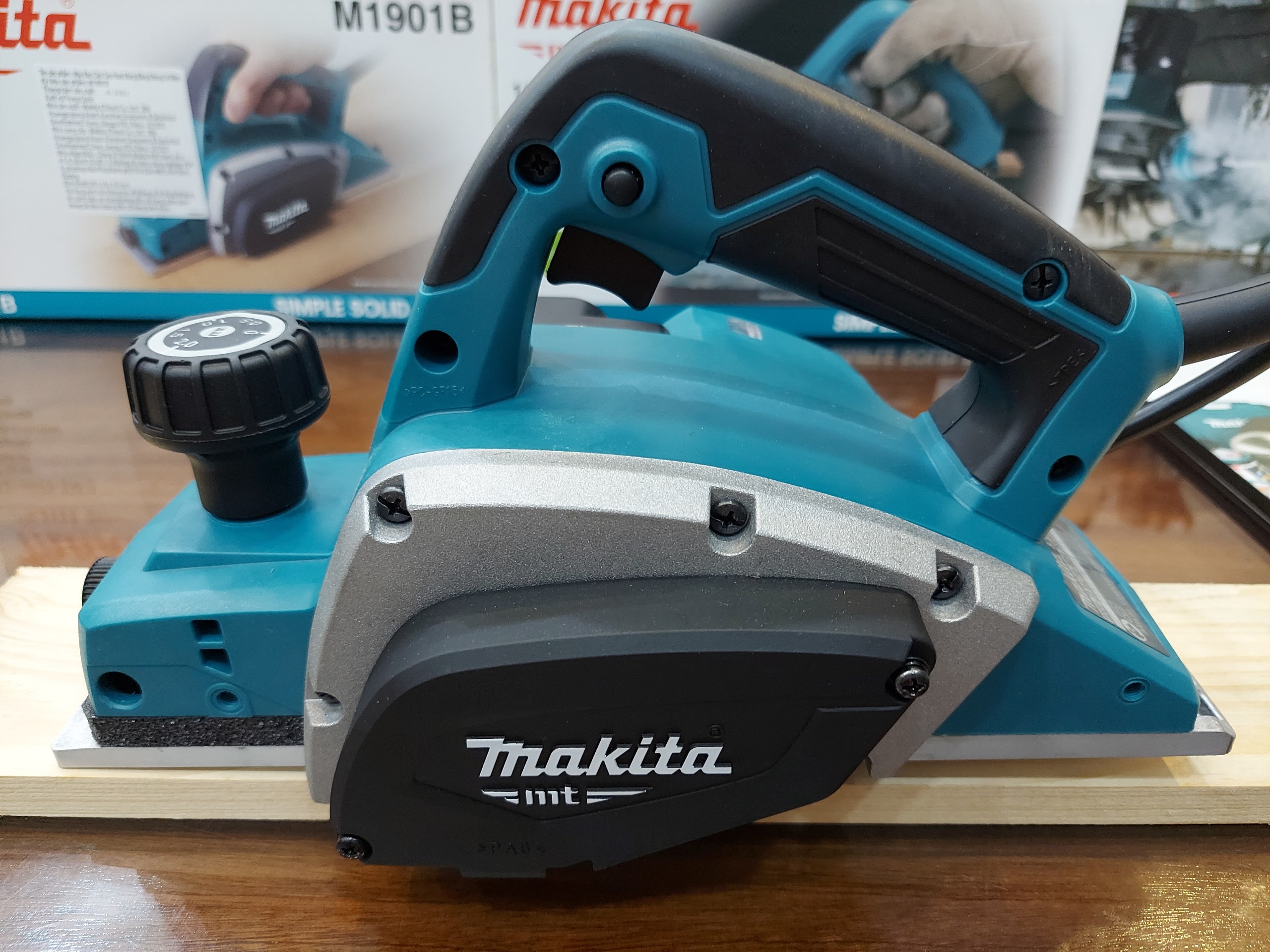 Máy bào gỗ cầm tay makita m1901b - power planer - 82mm/580w/16,000rpm - độ sâu : 2mm/bề rộng : 82mm -
