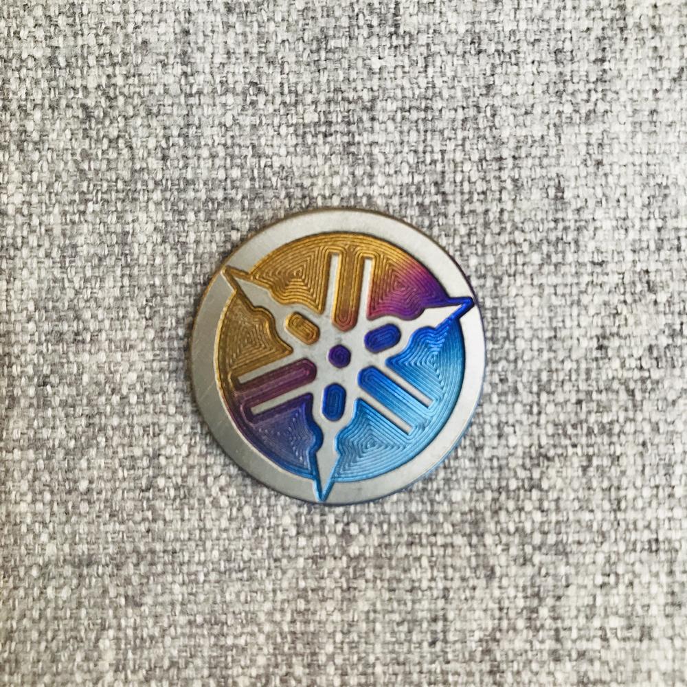 [NHỎ NHƯNG CÓ VÕ] HUY HIỆU LOGO YAMAHA TITAN TRANG TRÍ DÁN XE SIÊU CHẮC