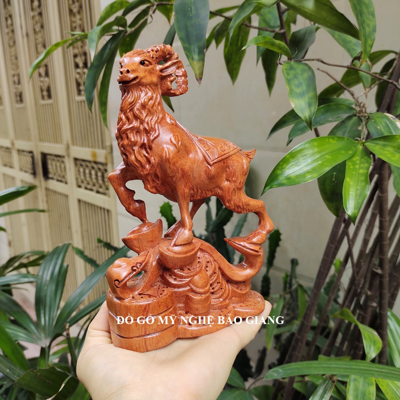 Tượng con dê gỗ hương cao 20 cm mẫu mới