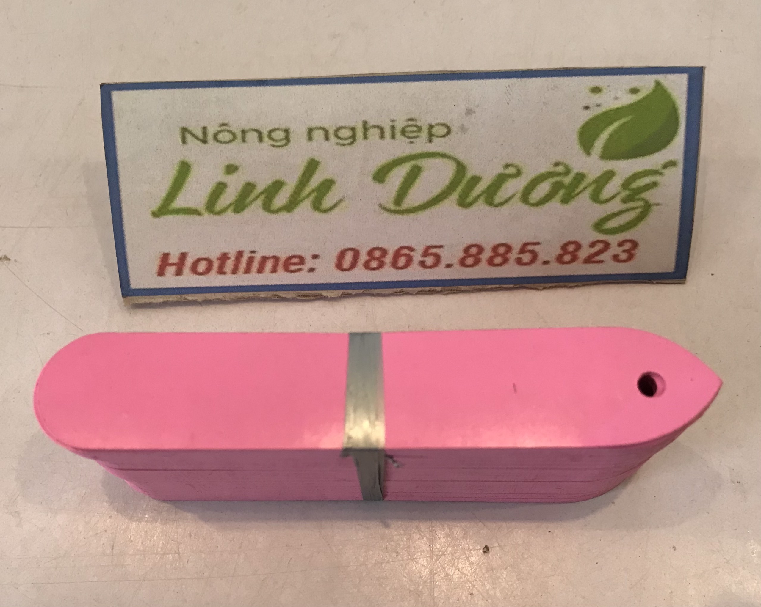 Thẻ ghi tên giấy cho Lan