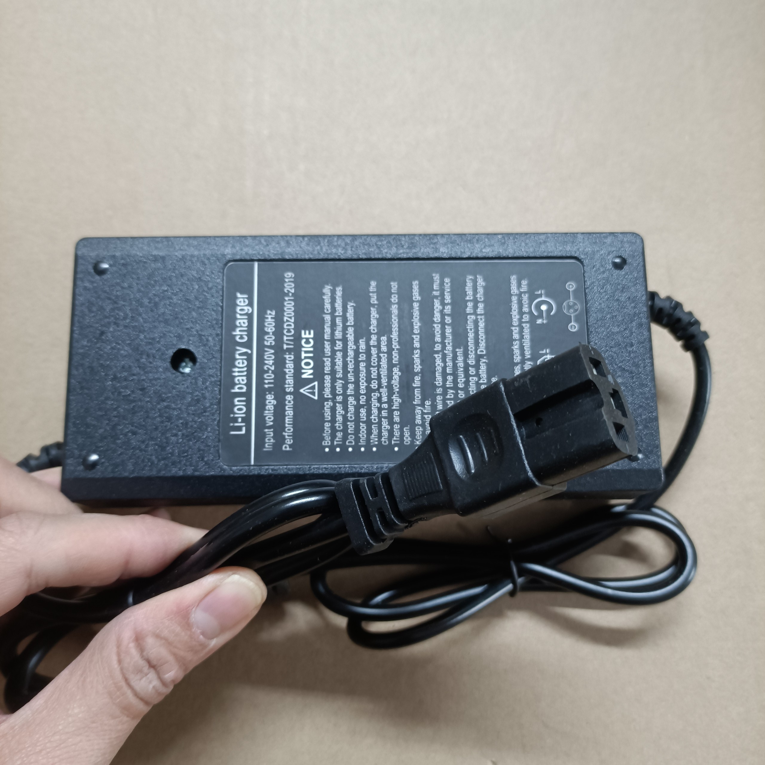 Sạc 16.8v 10a cho pin li-on hệ 4s