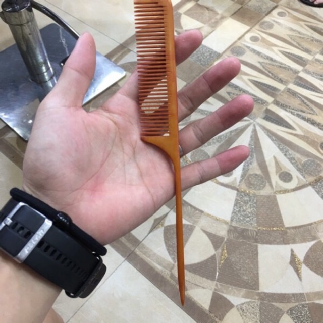 Lược gỗ nhọn chia tóc
