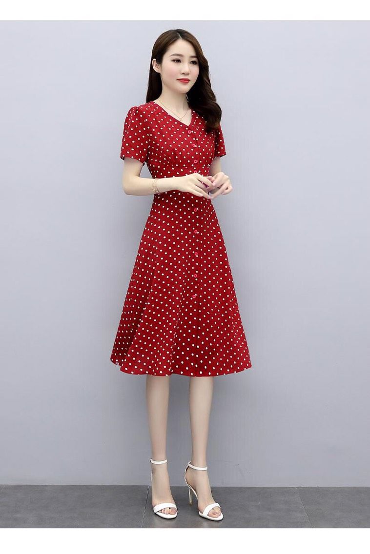 Đầm chấm bi cổ tim phối nút duyên dáng .Có size từ 38 đến 89 kg