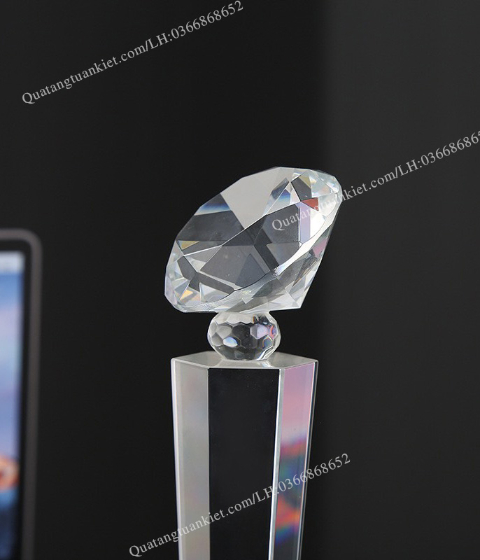 Cúp lưu niệm pha lê kim cương