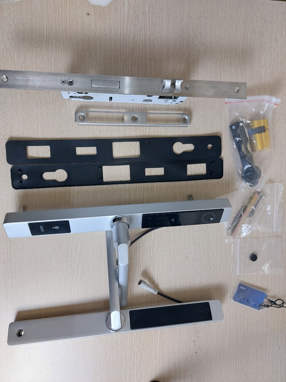 Khóa vân tay cửa nhôm App TTLock RS1