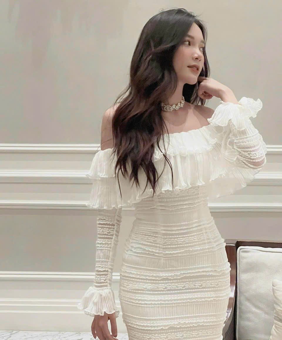 Đầm ren trễ vai phối bèo tay dài