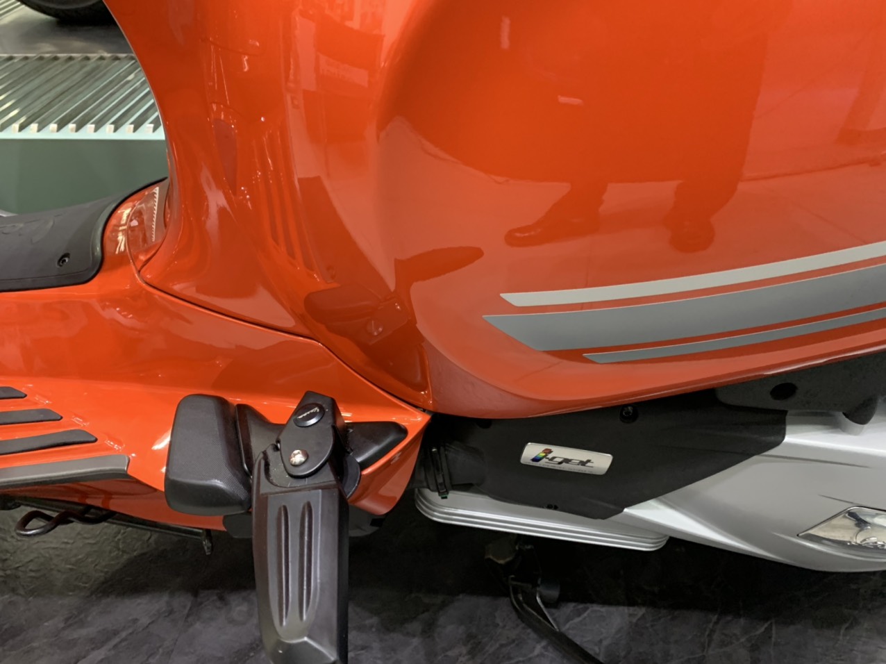 [HCM]Gác chân  dành cho xe Vespa