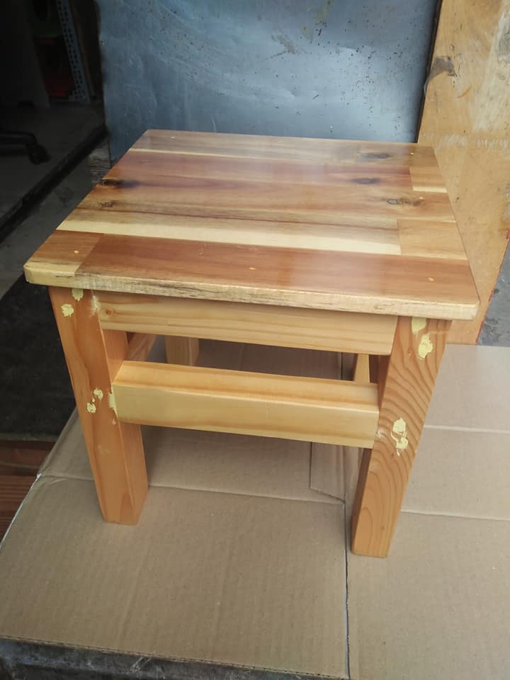 Ghế đôn bằng gỗ thông vuông 30 cm