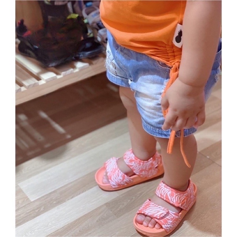 Sandal siêu nhẹ có bé trai và bé gái