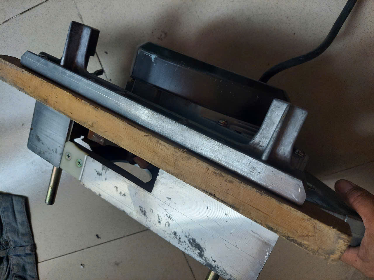 Máy phay móc rãnh gỗ Hitachi Hàng bãi nhật