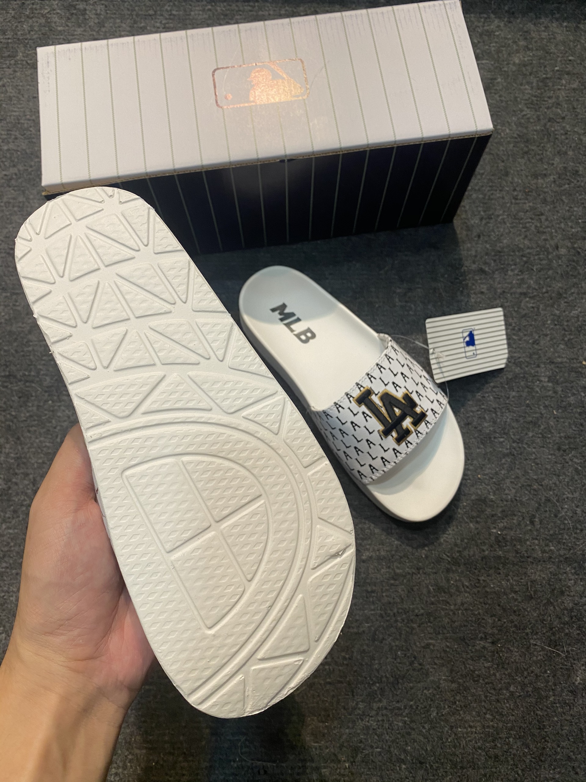 Dép mlb nam nữ caro thêu LA
