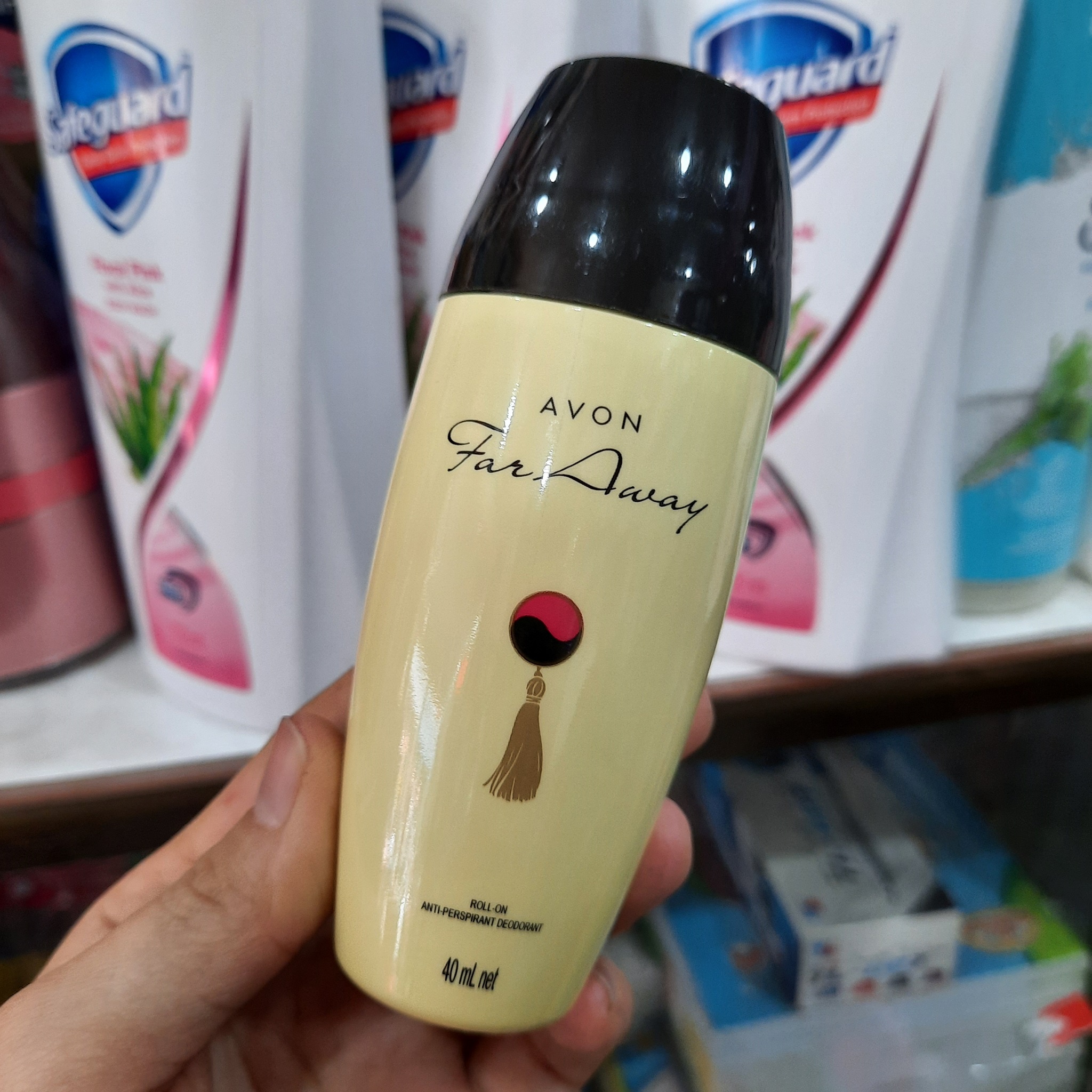 Lăn khử mùi avon far away 40ml