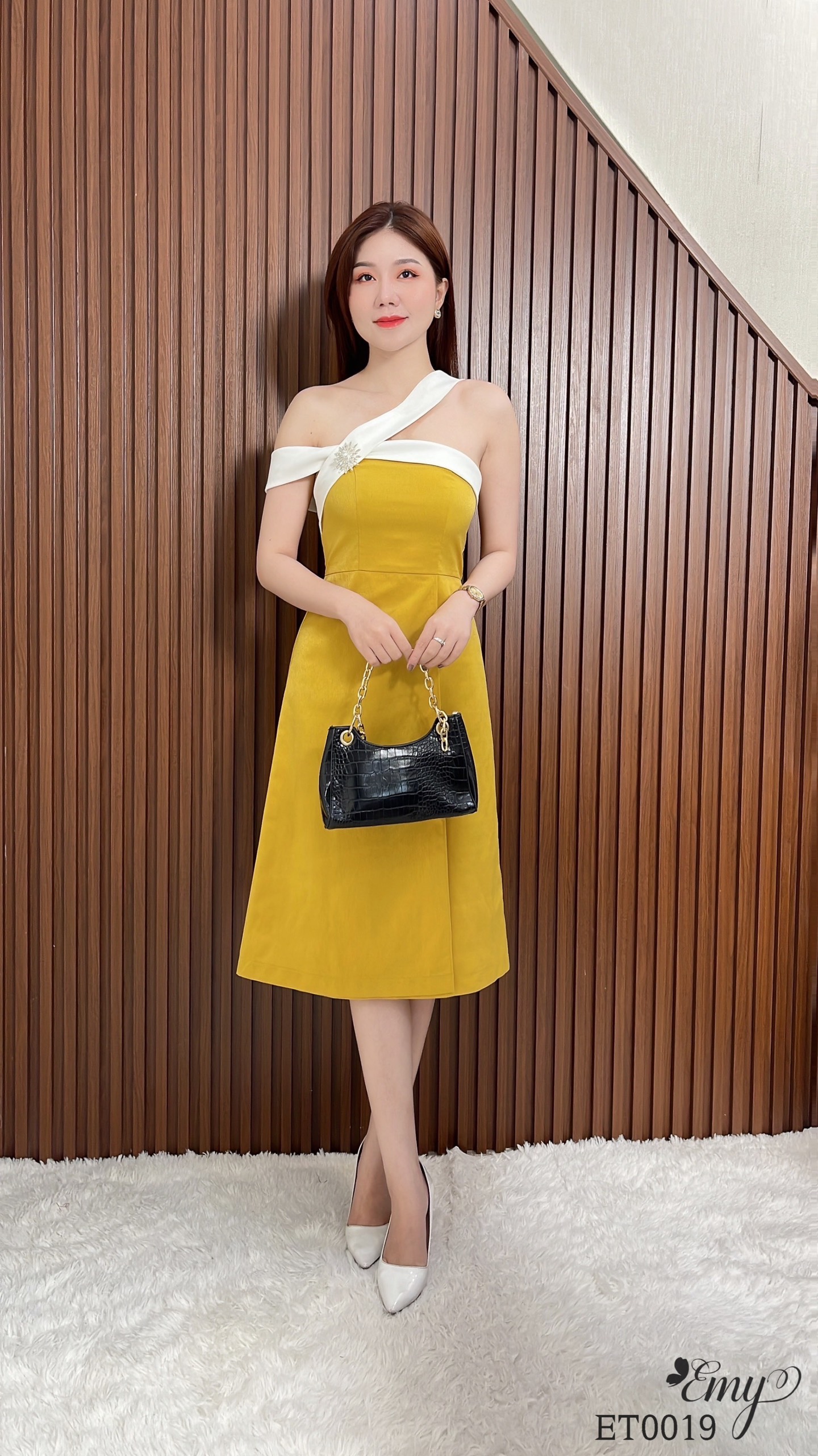 Đầm EMY ET0019 Xoè Vàng Hở Vai