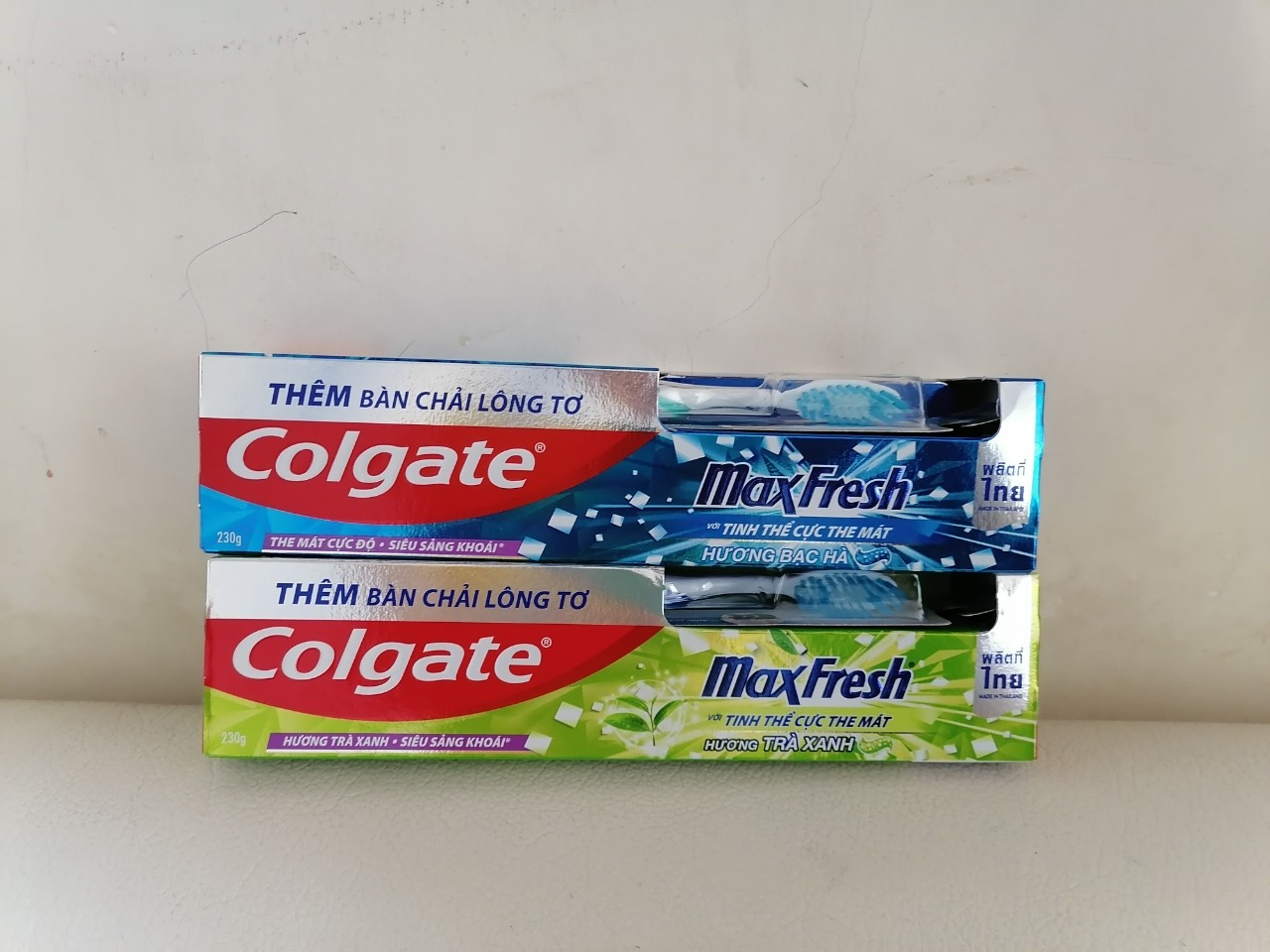 Kem đánh răng Colgate Maxfresh 230g tặng bàn chải đánh răng