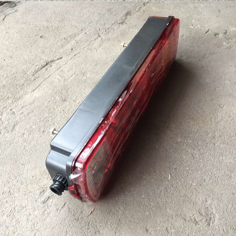 1 đôi đèn hậu ô tô lắp xe howo 371